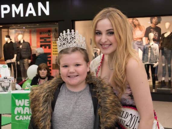 Miss Mansfield Amy Beilby met youngsters at her final event in the role - pictured letting fan Mollie try her crown for size. (Photo: Lorraine Frow/All Occasions Photography)