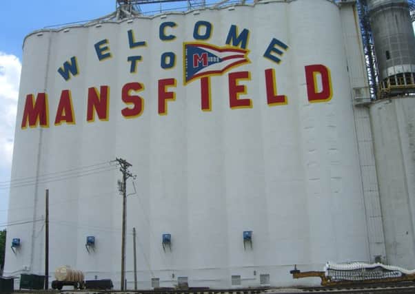 A sign that welcomes visitors to Mansfield's sister town in Ohio, USA.
