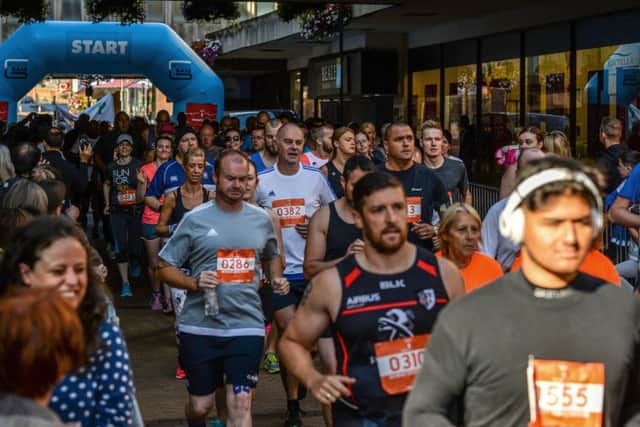 Mansfield 10K, runners leave the start