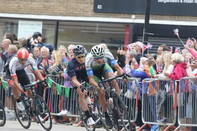 Tour of Britain, Hucknall, the leading group arrive